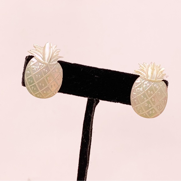 Vintage etched mother of pearl iridescent pineapple earring sterling screw back - Picture 5 of 12